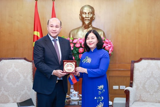 Chủ tịch Bùi Thị Minh Hoài tiếp Đoàn đại biểu cấp cao Hội Liên hiệp thanh niên Campuchia