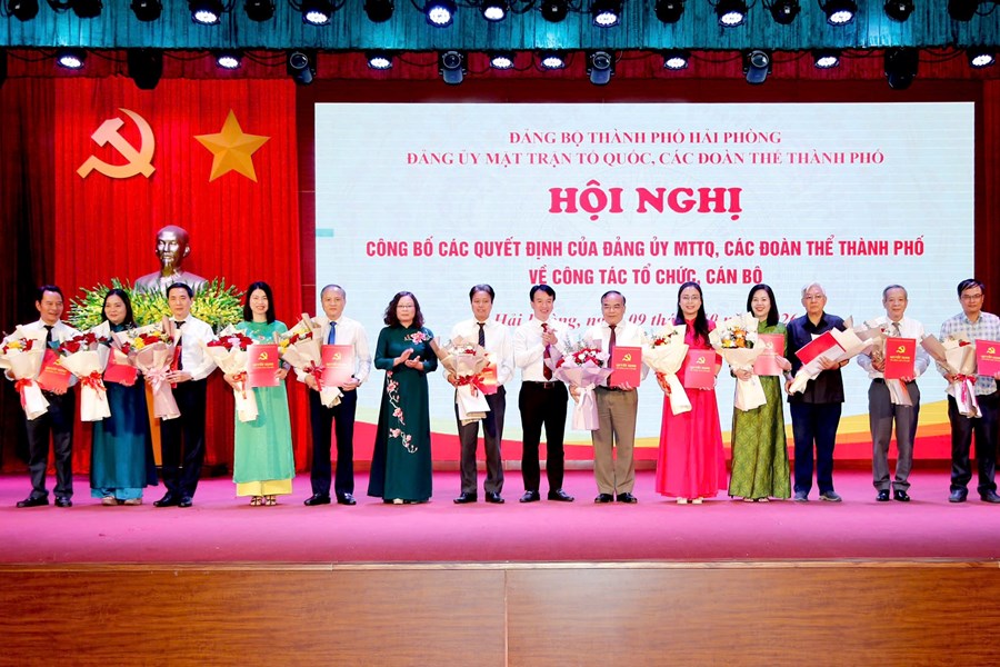 Công bố các quyết định về sắp xếp tổ chức bộ máy và công tác cán bộ của Đảng uỷ MTTQ, các đoàn thể thành phố
